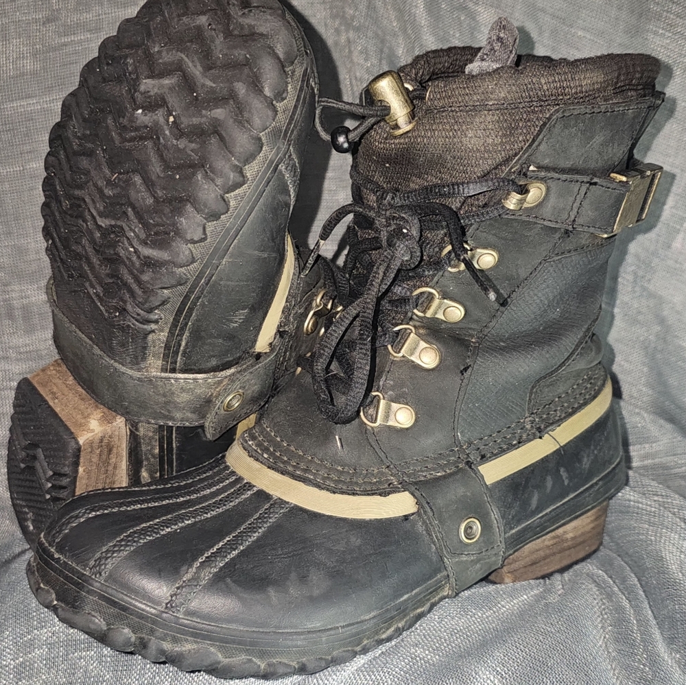 Sorel Conquest Carly Shortie in Black size 9